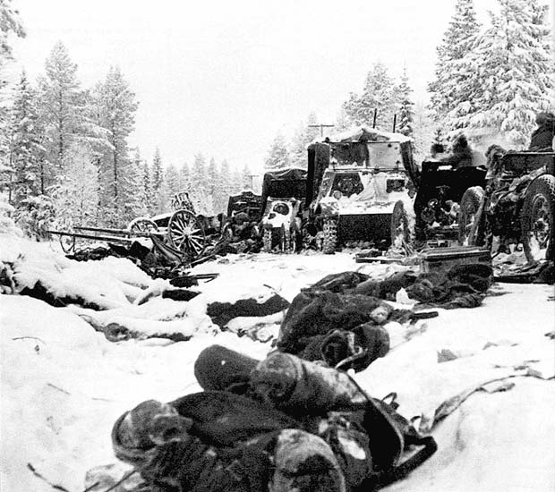 Tammikuu 1940. Tuhottua neuvostokolonnaa Raatteen tiellä