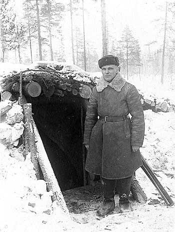 Joulukuu 1939. Puna-armeijalainen Vladimir Davidov korsun luona, 163 D.
