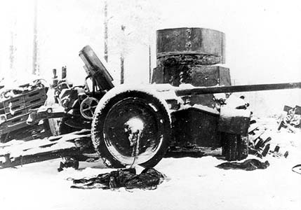 Январь 1940 года. Захваченная пушка и броневик на дороге на Раате.