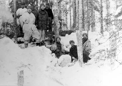 Tammikuu 1940. Suomalaisten joukot kaivamassa korsua talvella 1940