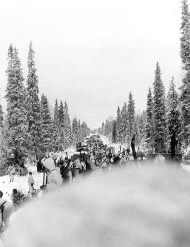 Tammikuu 1940. Suomalaiset tutkivat vallattua Puna-armeijan kolonnaa Suomussalmella