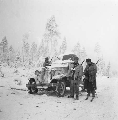 Tammikuu 1940. Vallattu Puna-armeijan panssariauto Raatteen tiellä Mäntylässä