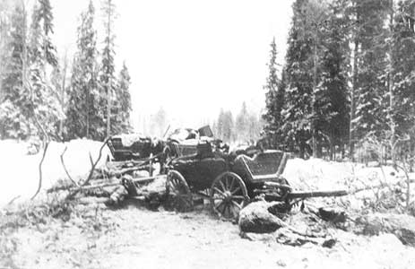 Tammikuu 1940. Tuhottua Puna-armeijan kolonnaa Raatteen tiellä