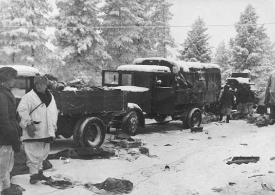 Tammikuu 1940. Vallattua Puna-armeijan kolonnaa Raatteen tiellä