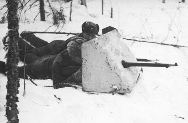 Январь 1940 года. Финские солдаты испытывают броневой щит Красной Армии