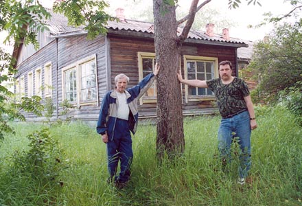 July 2003. Kalevala (Uhtua) district. The members of the expedition Einar Laidinen and Sergey Verigin at the building of the former hospital that was used to cure internee Suomusssalmi inhabitants kept in Kintezma