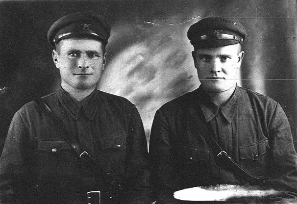 1930-luvun lopulla. 44. divisioonan sotamies Fedor Klimentjevitsh Roshak, syntynyt 1908, asunut Ukrainassa, Harlijevkan kylässä Zhitomirin alueen Poplenjatskin piirissä.