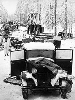 Tammikuu 1940. Tuhottua neuvostokolonnaa Raatteen tiellä